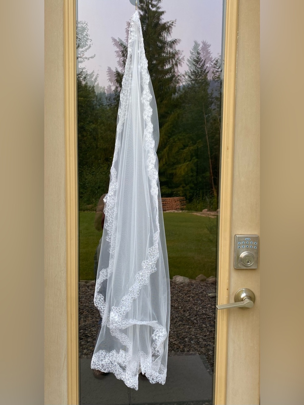 Delicate White Lace-Edged Wedding Veil